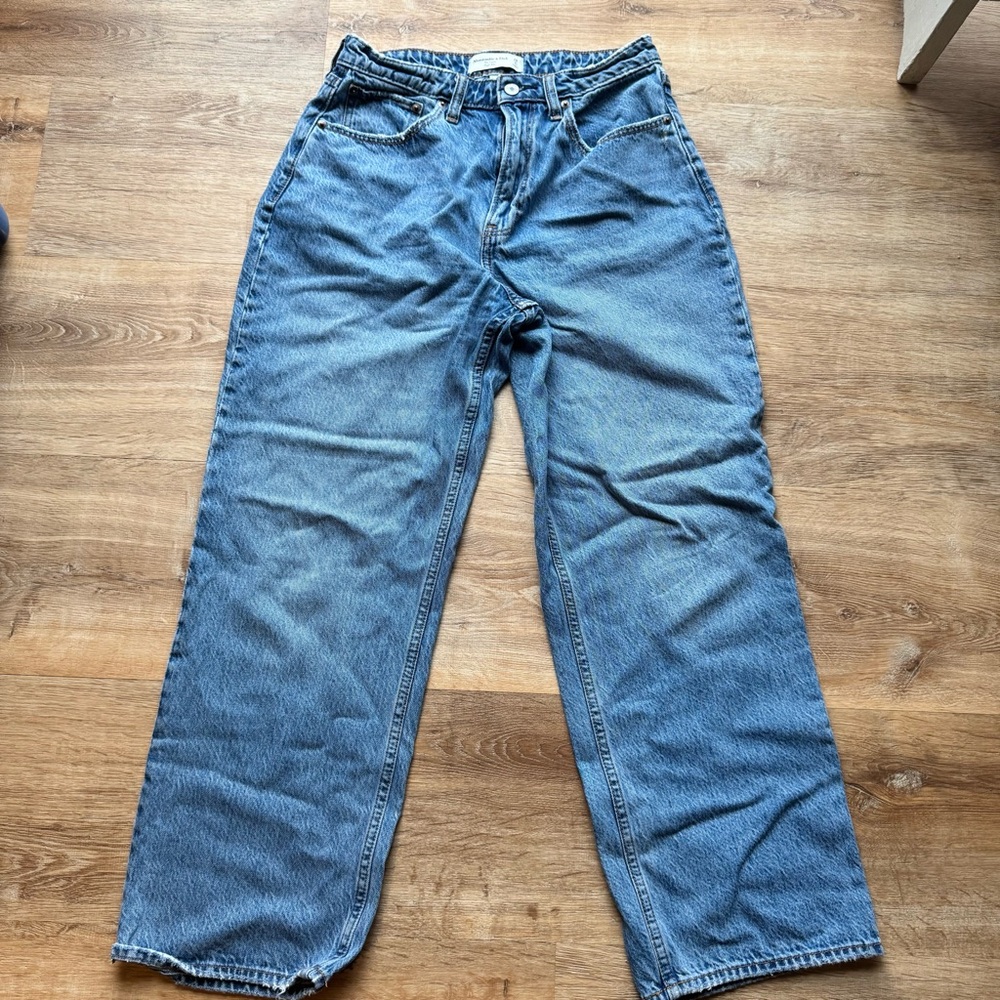 Abercrombie & Fitch Loose High Rise Curve Love Jeans. Size 28 waist.
